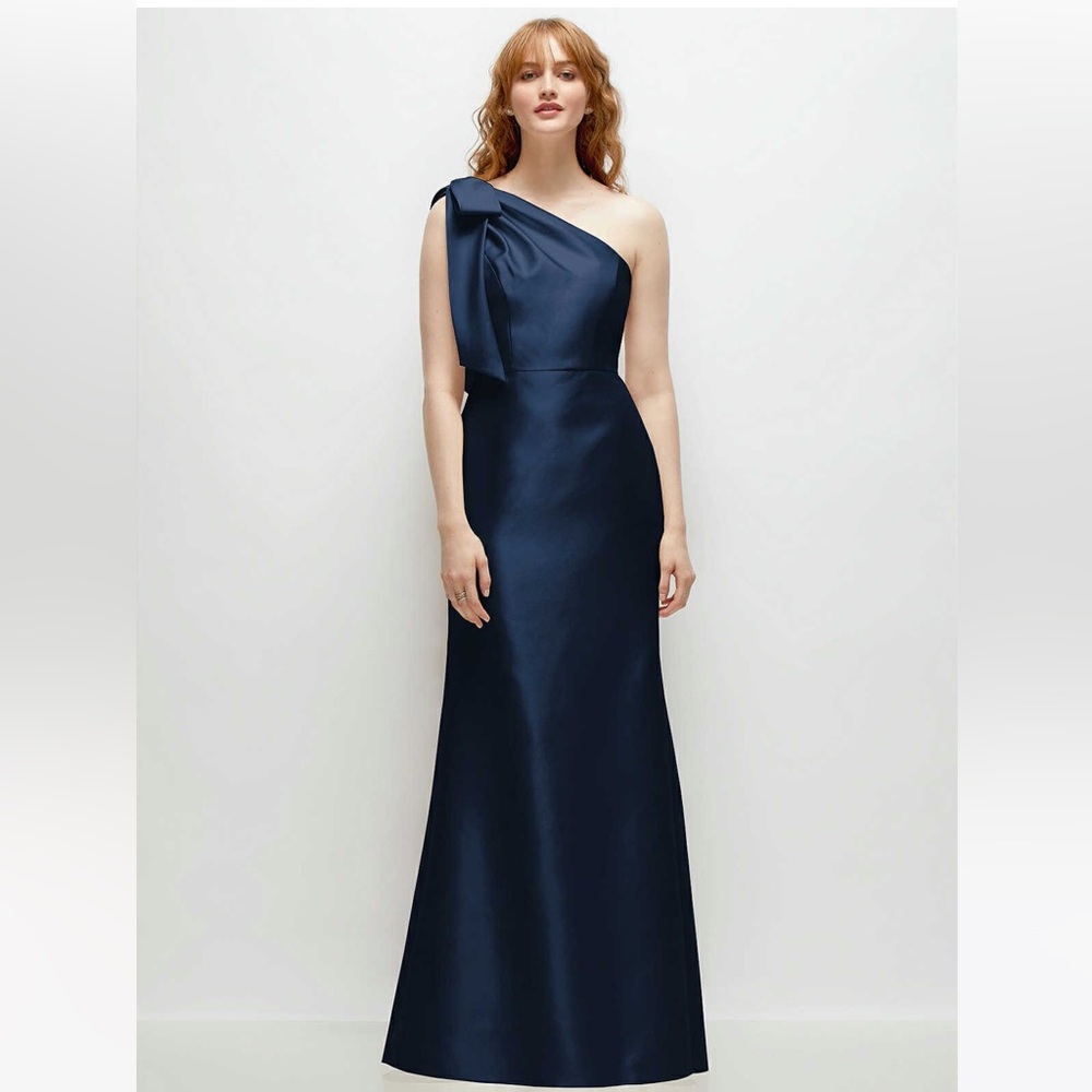 Alfred Sung BOW ONE-SHOULDER SATIN TRUMPET GOWN IN MIDNIGHT NAVY